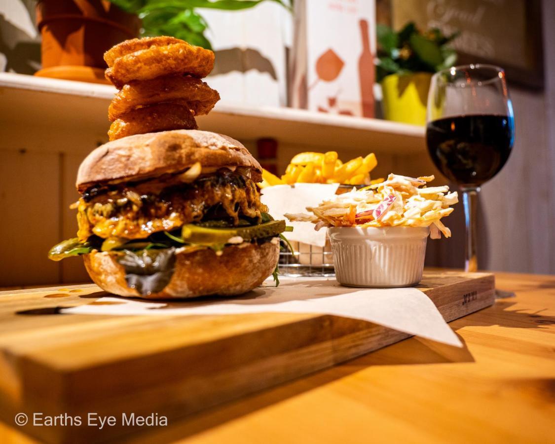 לאנדוברי The Bear Inn מראה חיצוני תמונה
