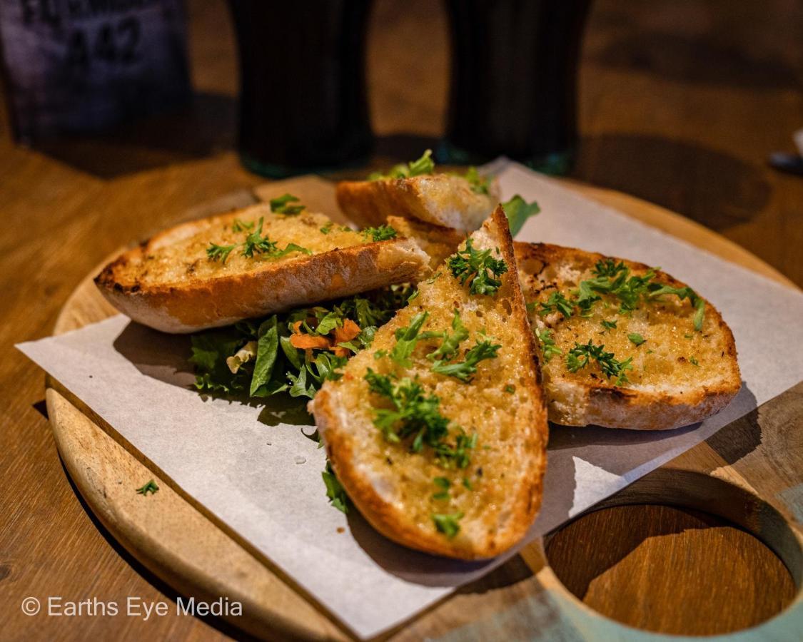 לאנדוברי The Bear Inn מראה חיצוני תמונה