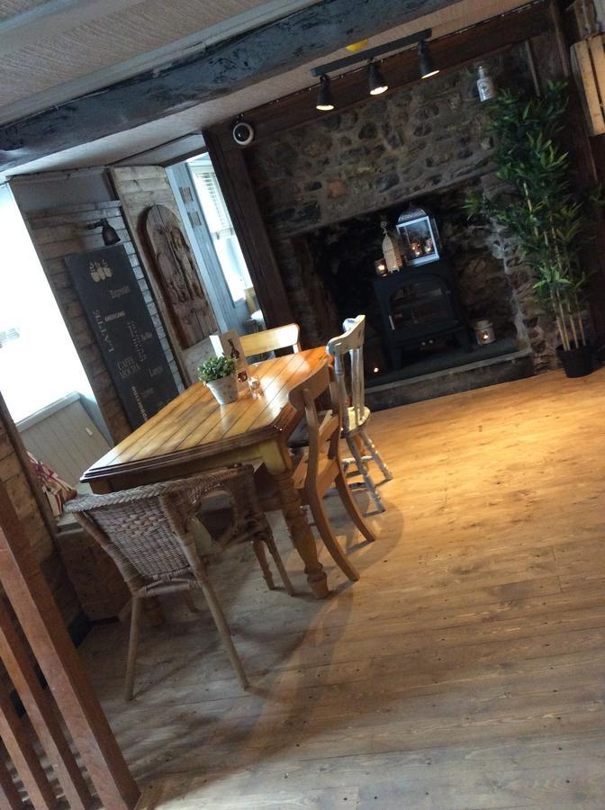 לאנדוברי The Bear Inn מראה חיצוני תמונה